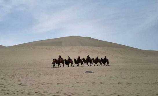 鸣沙山这一名字的由来是什么 鸣沙山好玩吗