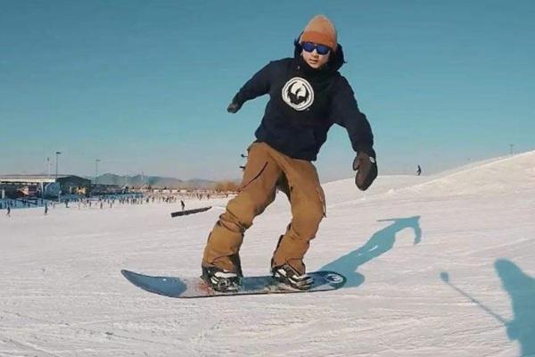 单板滑雪和双板滑雪哪个好学