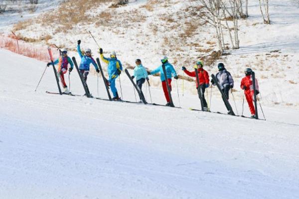 鳌山滑雪场和照金滑雪场哪个好