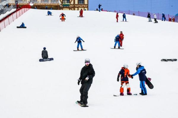 双板滑雪和单板滑雪优缺点 单板和双板哪个更容易