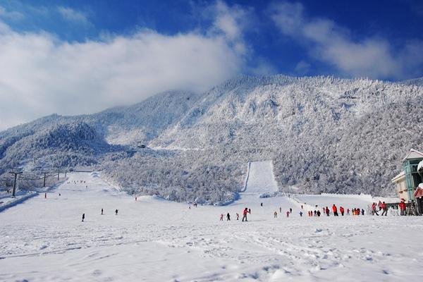 去西岭雪山玩一次大概多少钱 200多到700多之间看自己选择