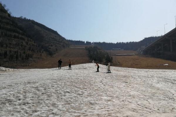 桃花峪滑雪场怎么去 距离郑州最近的滑雪场